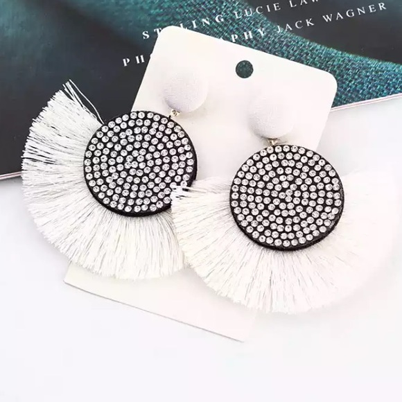 🔴5/$15⚠️𝗖𝗟𝗘𝗔𝗥𝗔𝗡𝗖𝗘⚠️White Earrings NEW - Picture 6 of 10